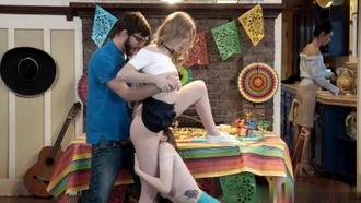  狂欢派对与年轻好友激情缠绵，彻夜放纵不停歇 