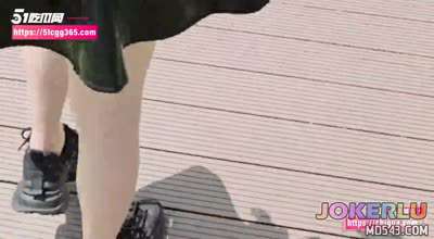  帮妹妹户外拍私密写真黑丝小皮裙下骚穴若隐若现 狂情哥哥